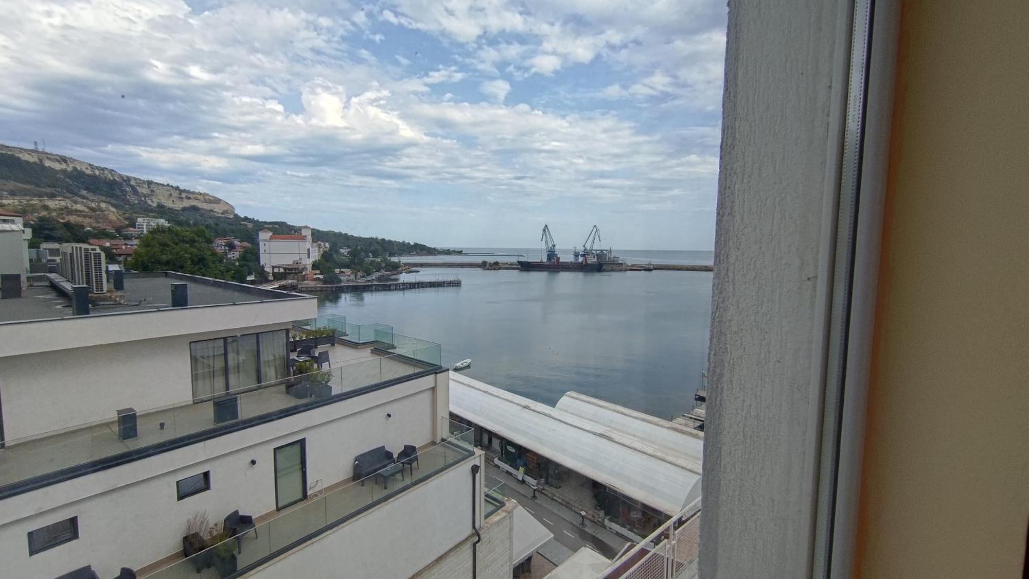Lotos Hotel Baltsjik Buitenkant foto