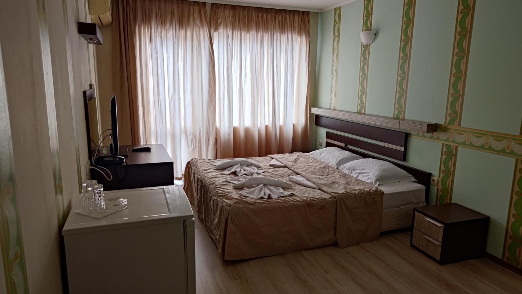 Lotos Hotel Baltsjik Buitenkant foto