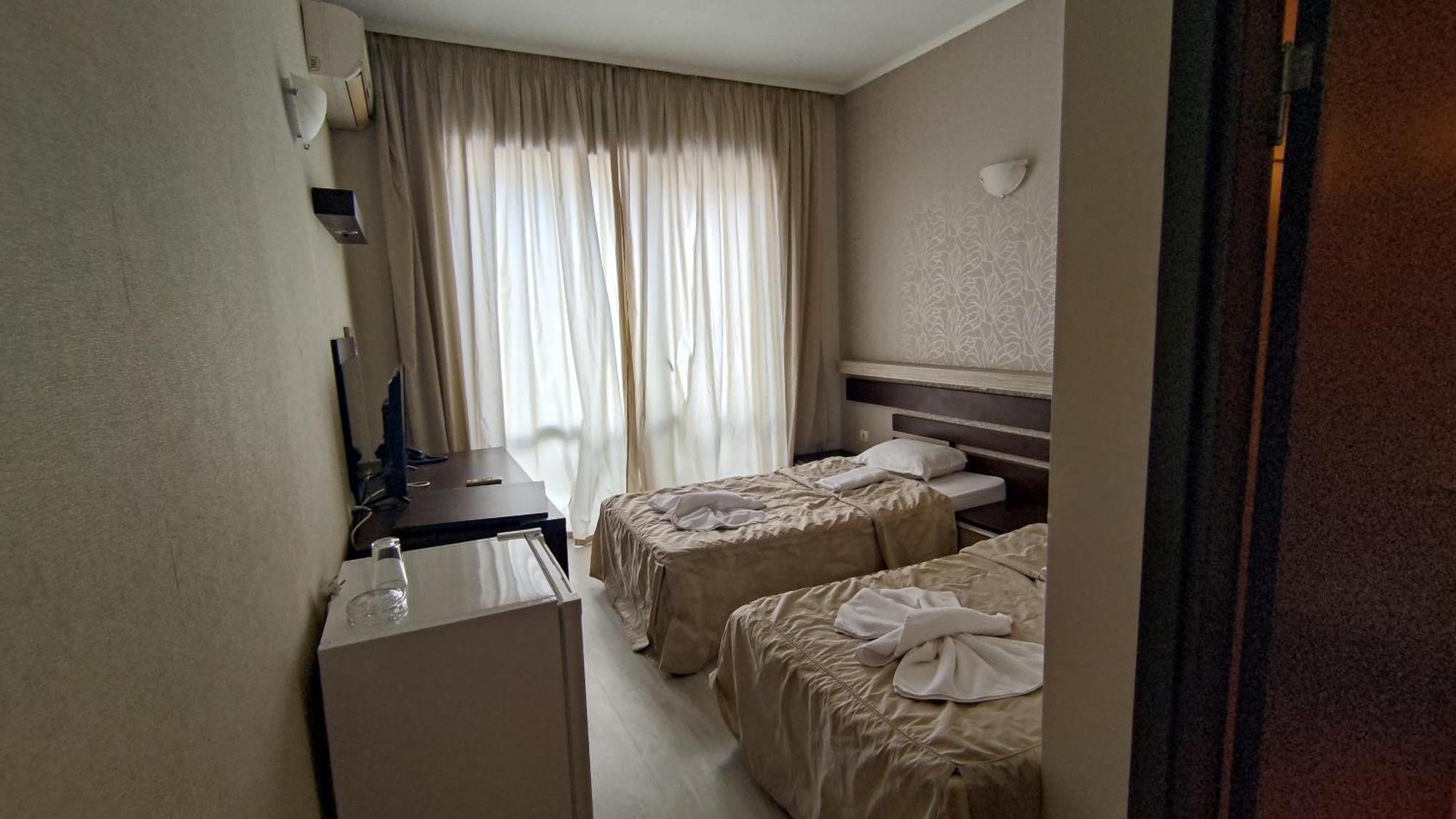 Lotos Hotel Baltsjik Buitenkant foto