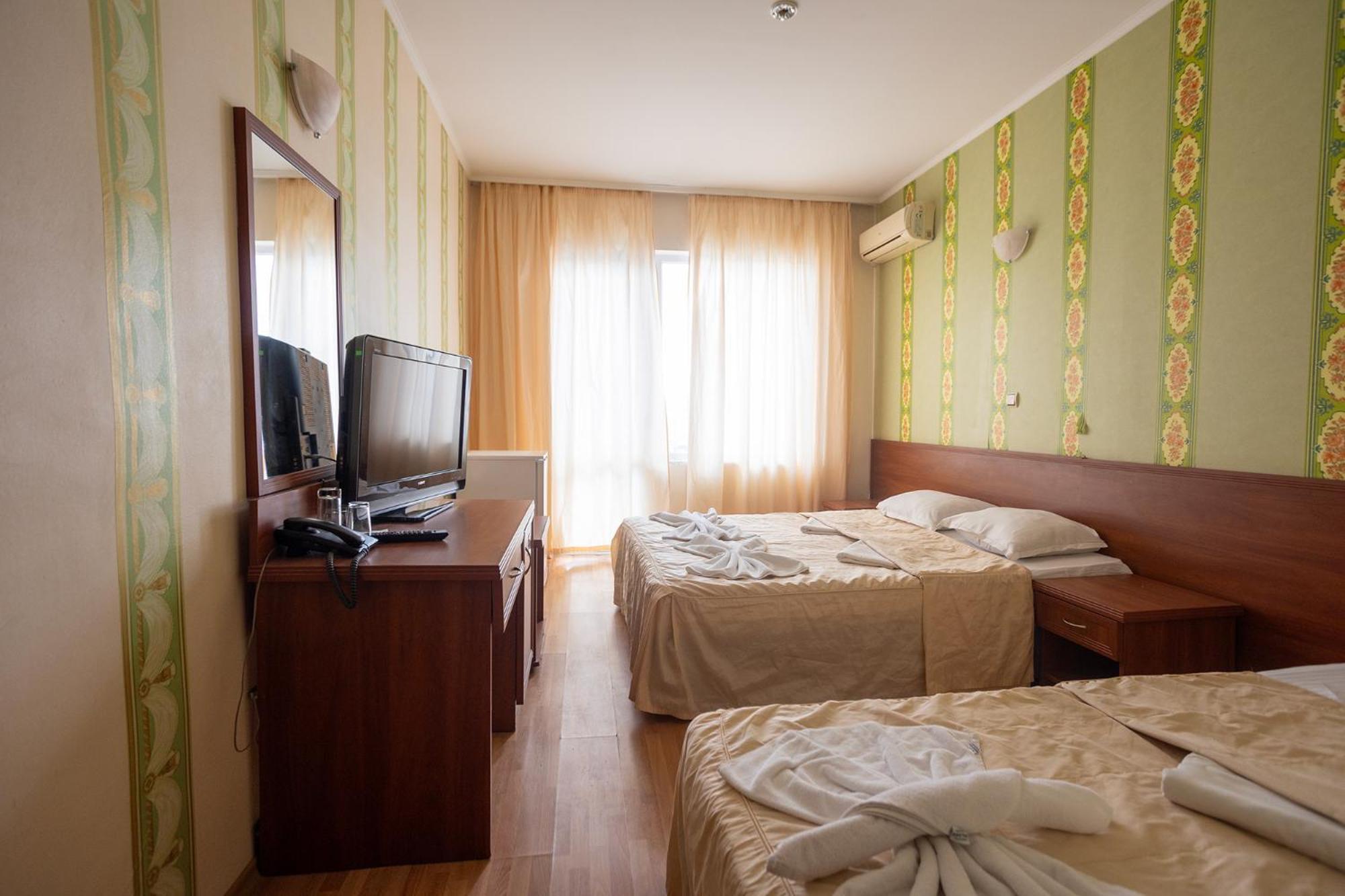 Lotos Hotel Baltsjik Buitenkant foto