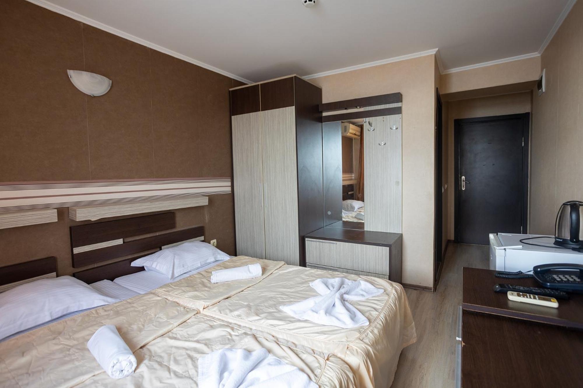 Lotos Hotel Baltsjik Buitenkant foto