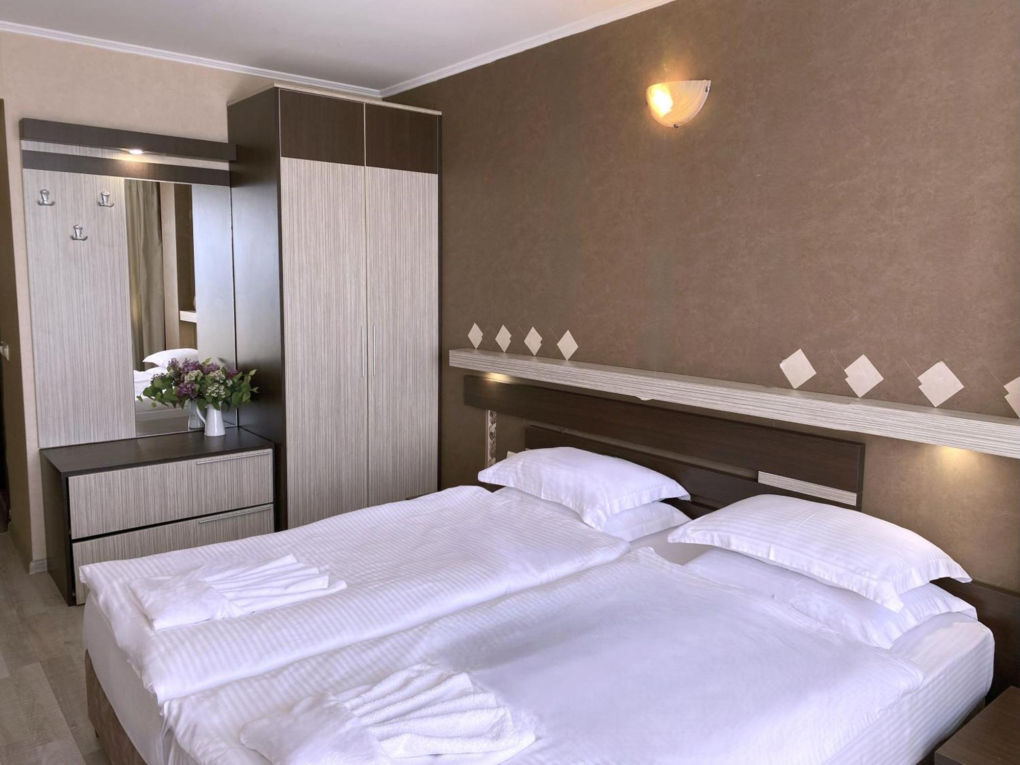 Lotos Hotel Baltsjik Buitenkant foto